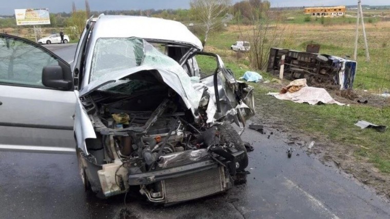 Автобус и легковушка столкнулись на Украине — трое погибли, 16 пострадали