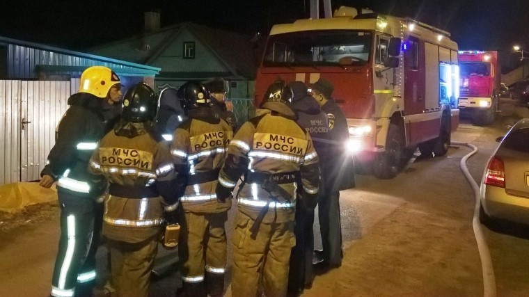 Шесть человек, в том числе трое детей, погибли в пожаре в частном доме в Казани
