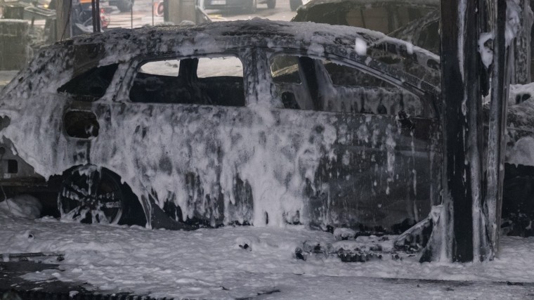 Поджог машин на севере Петербурга попал на камеры