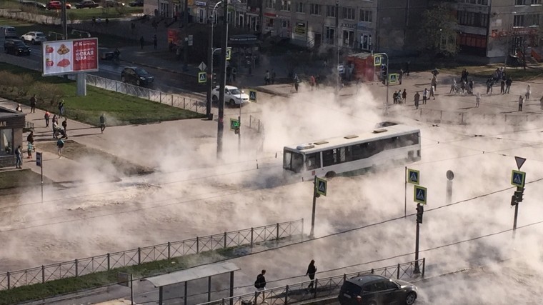 В Петербурге автобус провалился в огромную лужу разлившегося кипятка