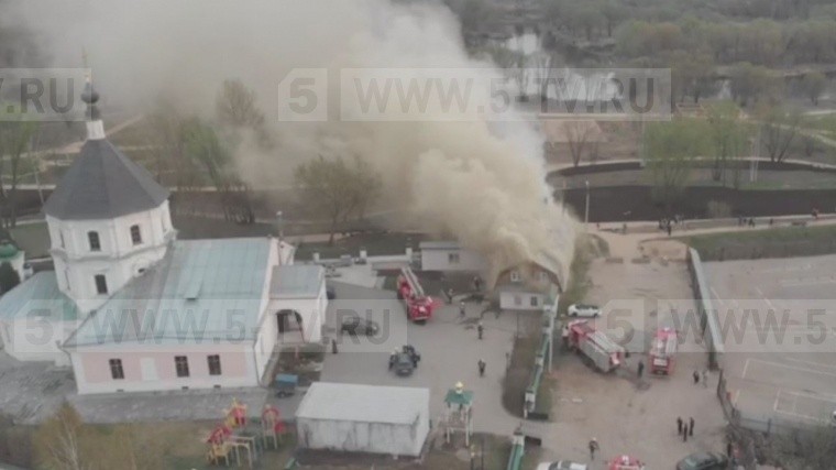 Видео: серьезный пожар произошел на территории Покровского храма в Твери