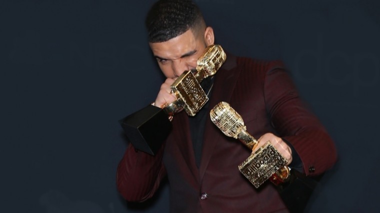 Видео: Рэпер Drake побил рекорд по числу выигранных наград от журнала Billboard
