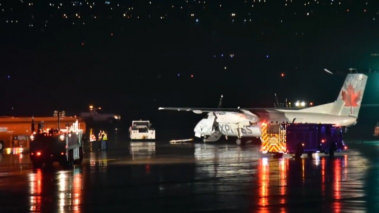 Видео: Пять человек пострадали при столкновении самолета и бензовоза в Канаде