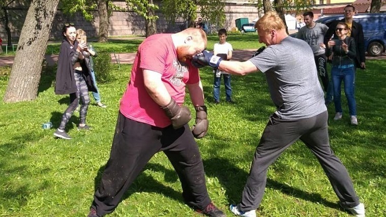 Дацик провел тренировочный бой с петербургским депутатом — фото
