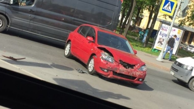 Иномарка на полной скорости протаранила полицейскую машину в Петербурге — видео