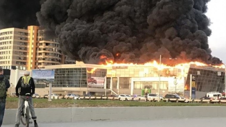 Автоцентр Hyundai в Кемерове полностью охвачен огнем