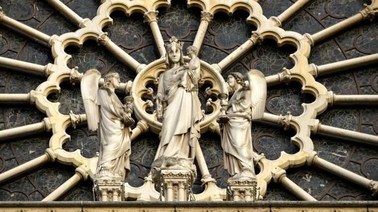 Один из украшавших свод Нотр-Дама ангелов обнаружен неповрежденным — видео