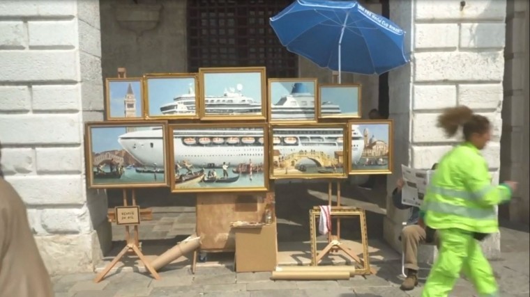 Видео: Художник Бэнкси без приглашения поучаствовал в Венецианской биеналле