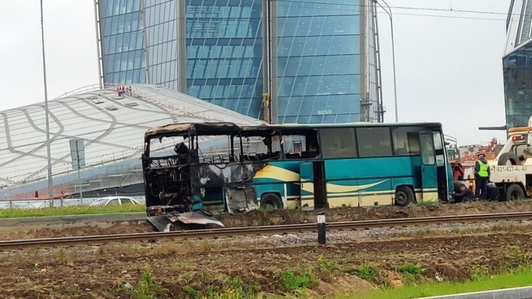 Автобус со строителями загорелся в Петербурге — видео