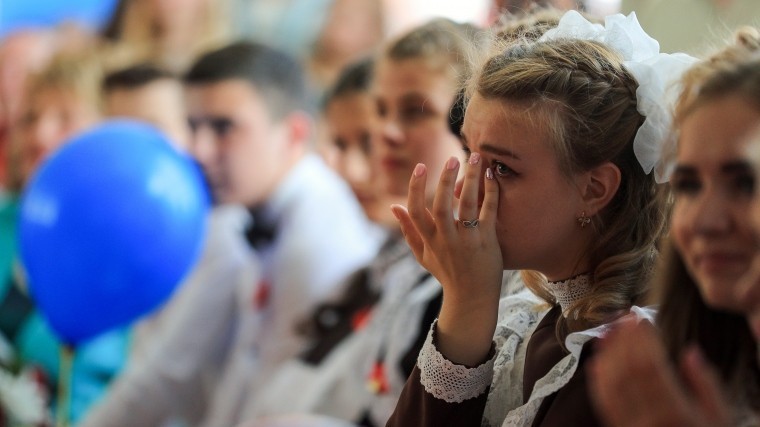 Для петербургских школьников прозвучал последний звонок — видео