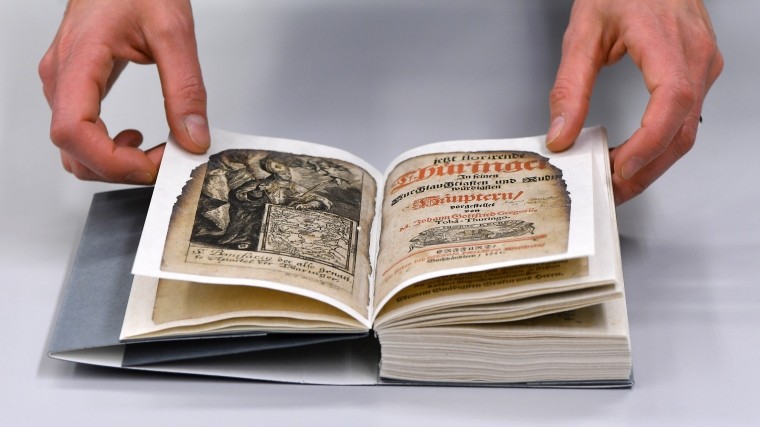 Видео: Как реставрируют уникальные старинные книги