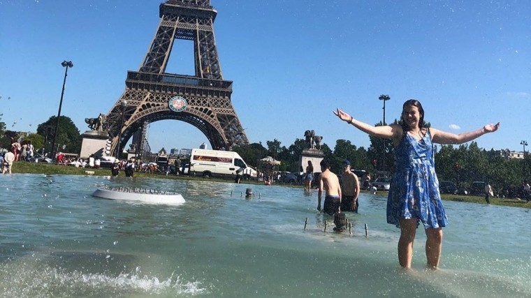 Видео: Дочь Ирины Пеговой искупалась в фонтане у Эйфелевой башни