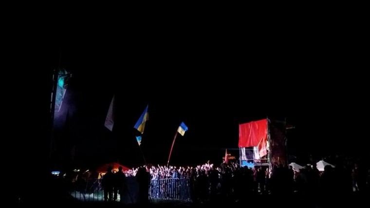 Природная вакханалия: Крыша обрушилась на рок-фестивале Kozak Fest на Украине