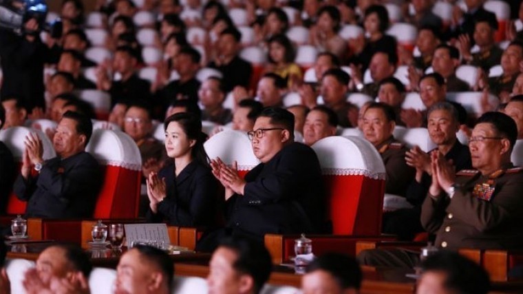 Якобы репрессированный чиновник из КНДР пришел на концерт с Ким Чен Ыном