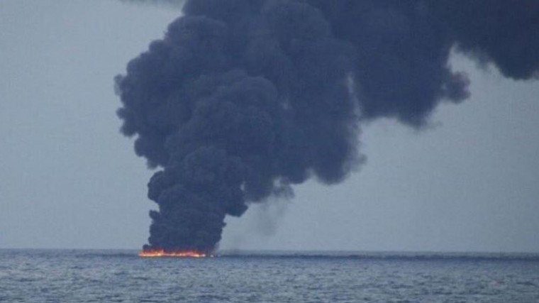 На борту загоревшегося в Оманском заливе танкера находились 12 россиян — видео
