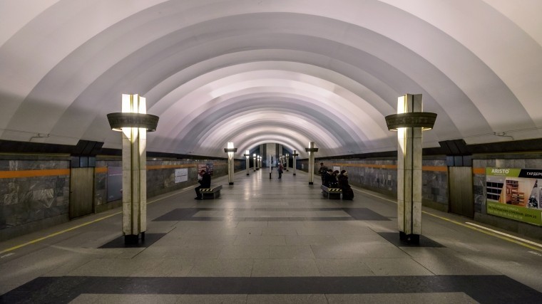 Видео: Задержанный поджег отдел полиции на станции метро «Ладожская» в Петербурге