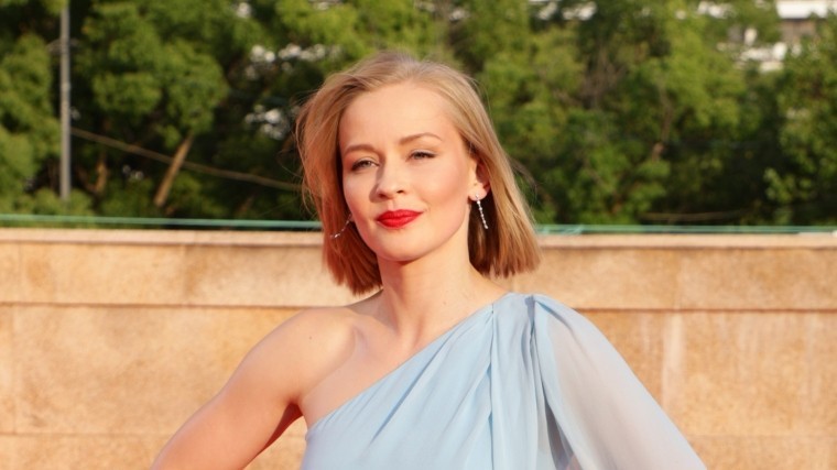 Юлия Пересильд предстала на закрытии «Кинотавра» без нижнего белья
