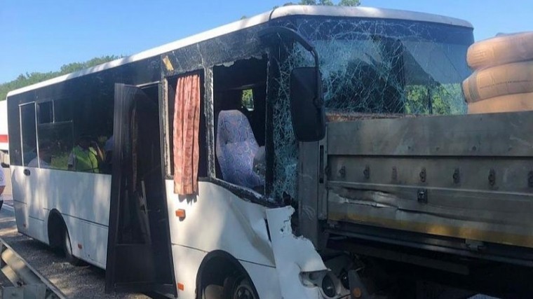 В результате ДТП с автобусом в Краснодарском крае пострадали 17 человек— видео