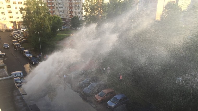 Видео: Фонтан горячей воды забил на юге Петербурга