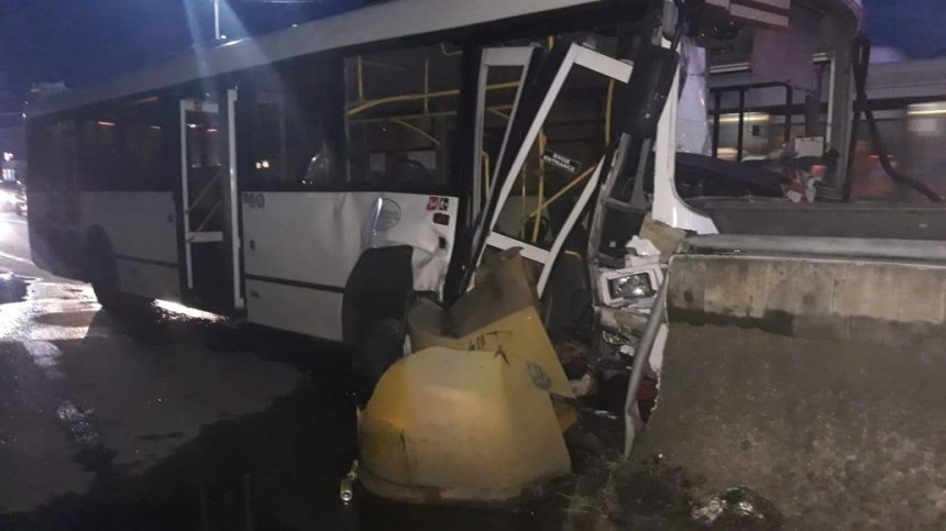 Пассажирский автобус врезался в столб в Сочи, есть пострадавшие
