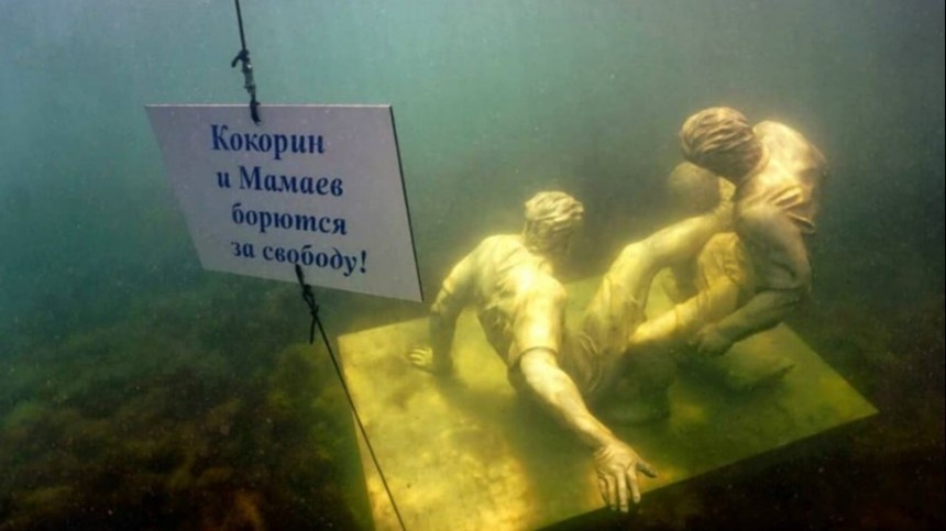 Опустились на дно: В Черном море установили памятник Кокорину и Мамаеву — фото