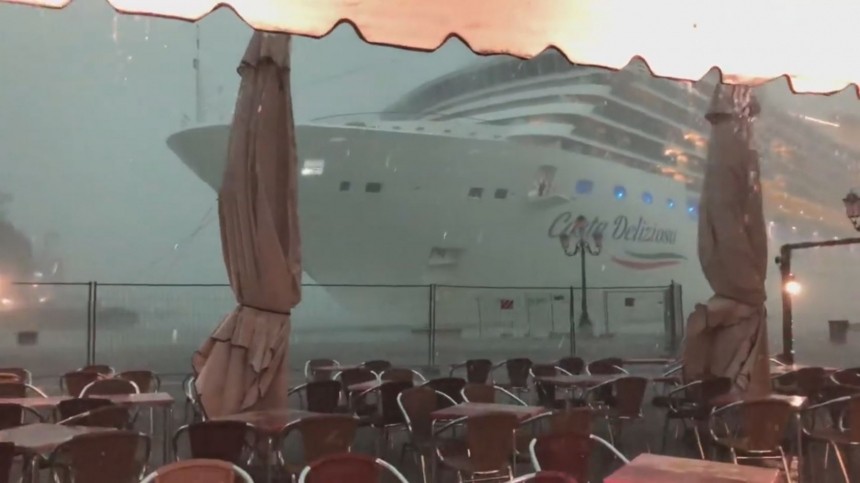 Видео: круизный лайнер едва не протаранил набережную во время шторма в Венеции