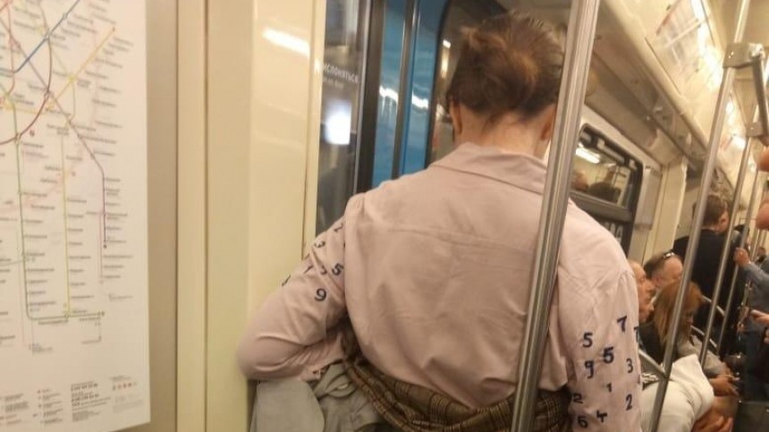 В Москве пассажирка разделась в метро — видео