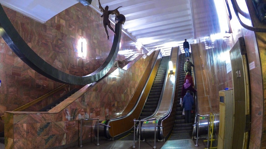 Три человека упали с эскалатора на станции метро «Крылатское» в Москве