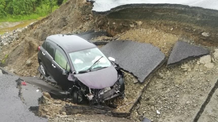 Видео: Автомобиль рухнул в яму после размыва участка федеральной трассы «Амур»