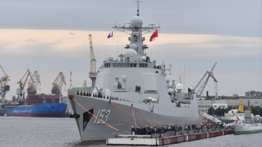 В Петербурге торжественно встретили китайский ракетный эсминец «Сиань» — видео