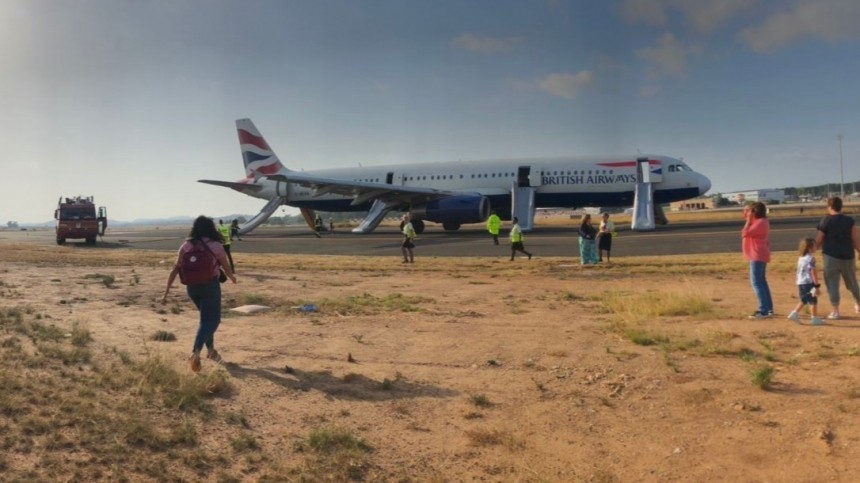 Салон в дыму! 20 пассажиров пострадали при аварийной посадке самолета в Испании