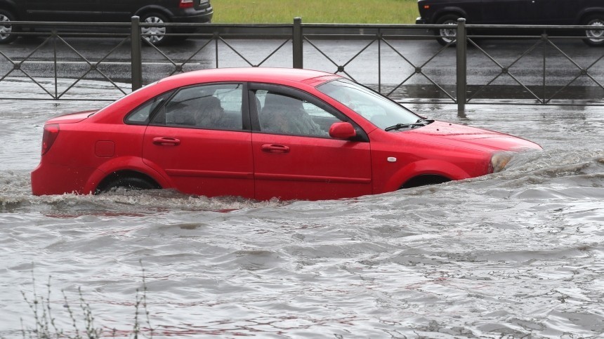 Видео: сильный ливень затопил дороги и тротуары в Санкт-Петербурге