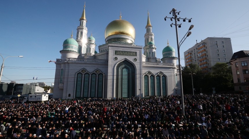 Рекордное число мусульман отмечает Курбан-байрам в Москве — видео