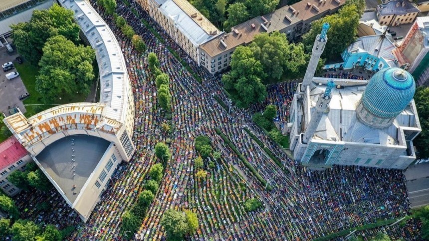Видео: Тысячи верующих Петербурга отмечают Курбан-байрам