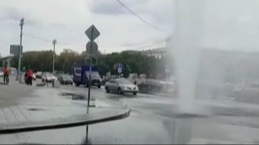 В центре Москвы из-под земли забил фонтан — видео