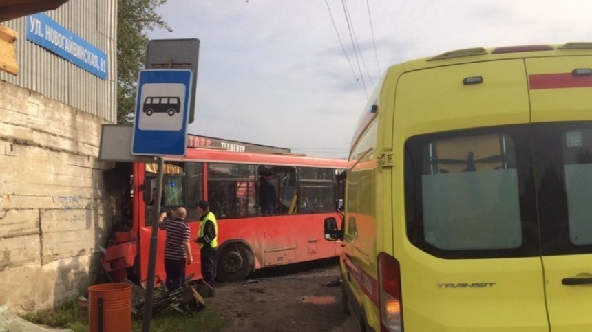 Названа причина столкновения автобуса с бетонной плитой в Перми