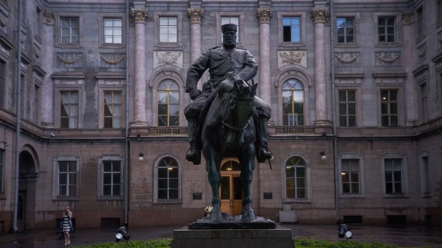 Опять? Памятник Александру III “переезжает” на новое место — репортаж