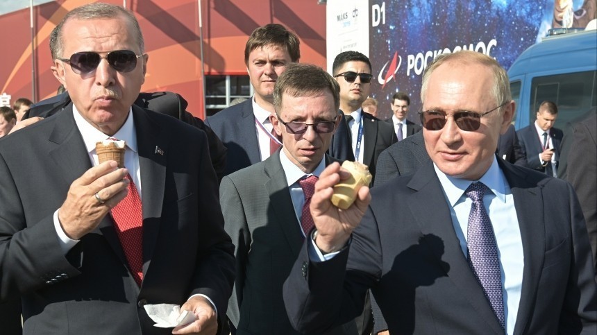 Видео: Путин угостил Эрдогана мороженым на авиасалоне МАКС-2019