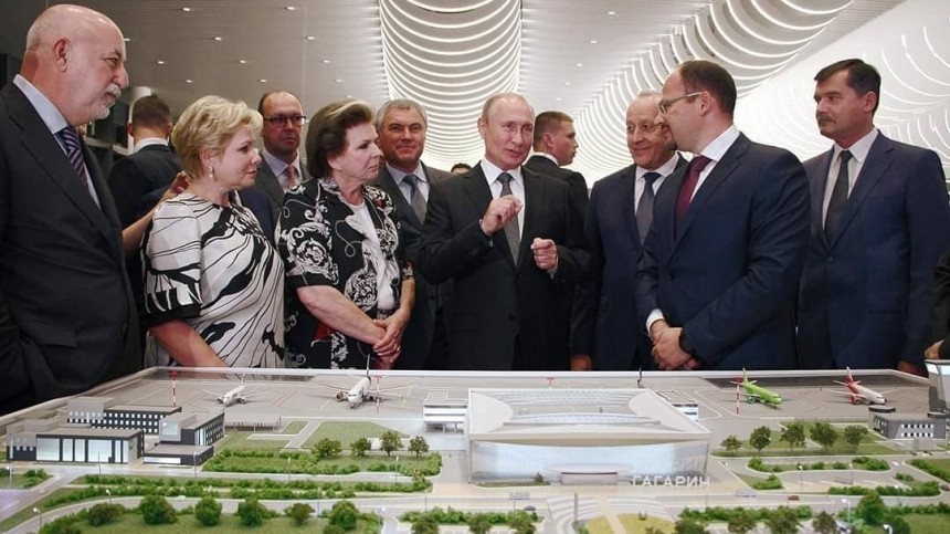 «Замечательный подарок городу»: Путин осмотрел новый аэропорт Гагарин в Саратове