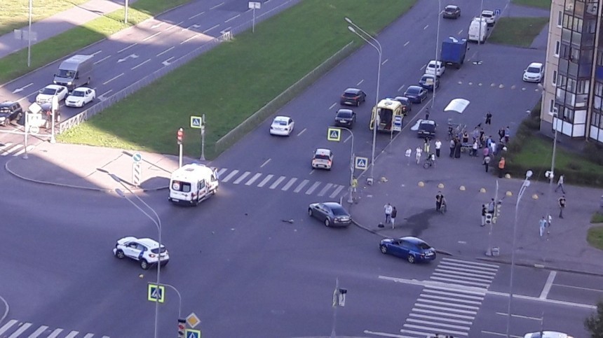 Lada переехала коляску на тротуаре: Момент ДТП в Петербурге попал на видео
