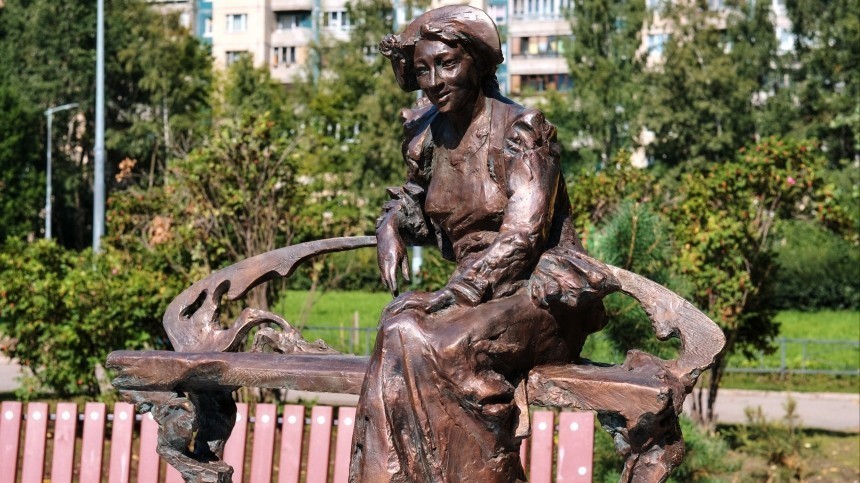 „Все сбудется, стоит только расхотеть“: В Петербурге открыли памятник Раневской