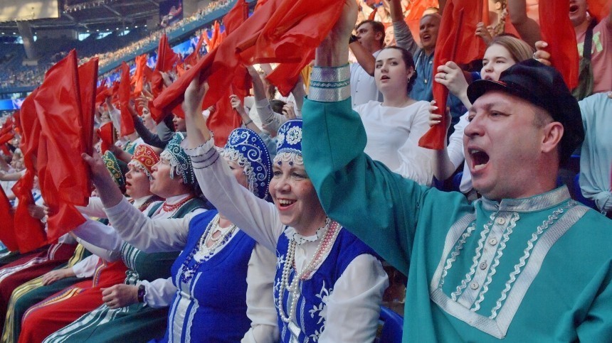В Петербурге 40 тысяч человек исполнили гимн, установив мировой рекорд