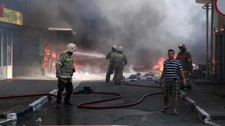 Пожар на рынке в Геленджике тушили более двух часов