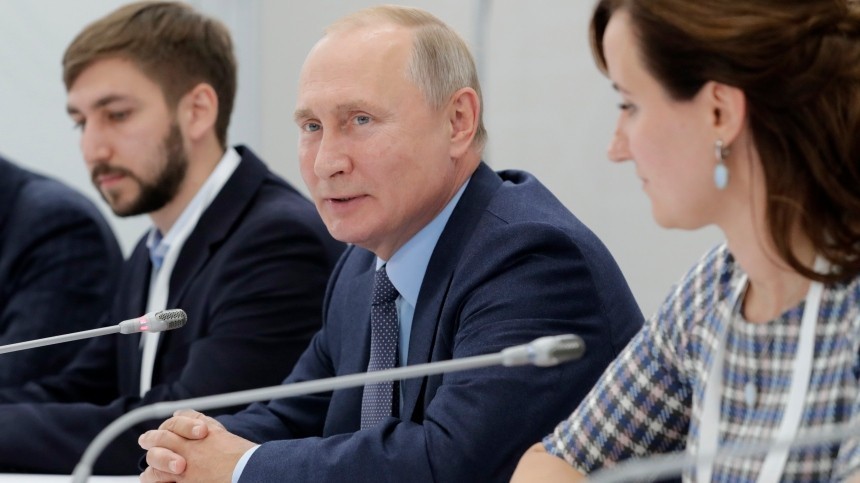 «Дима, отдай!» — Владимир Путин молниеносно отреагировал на жалобу об излишней бюрократизации