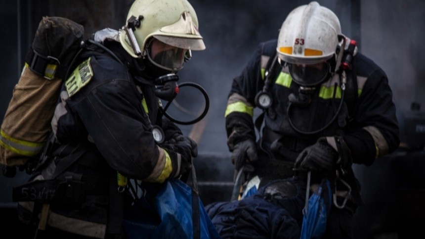 Подробности крупного пожара на складе в Петербурге — репортаж