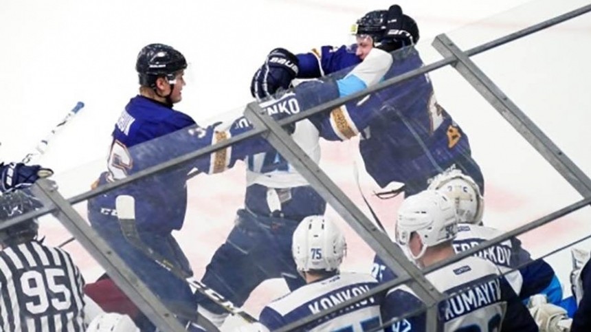 Ледовое побоище: хоккеисты МХЛ устроили массовую драку во время матча