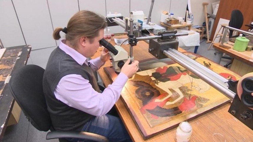 В Русском музее реставрируют икону ХVI века «Чудо Георгия о змие»