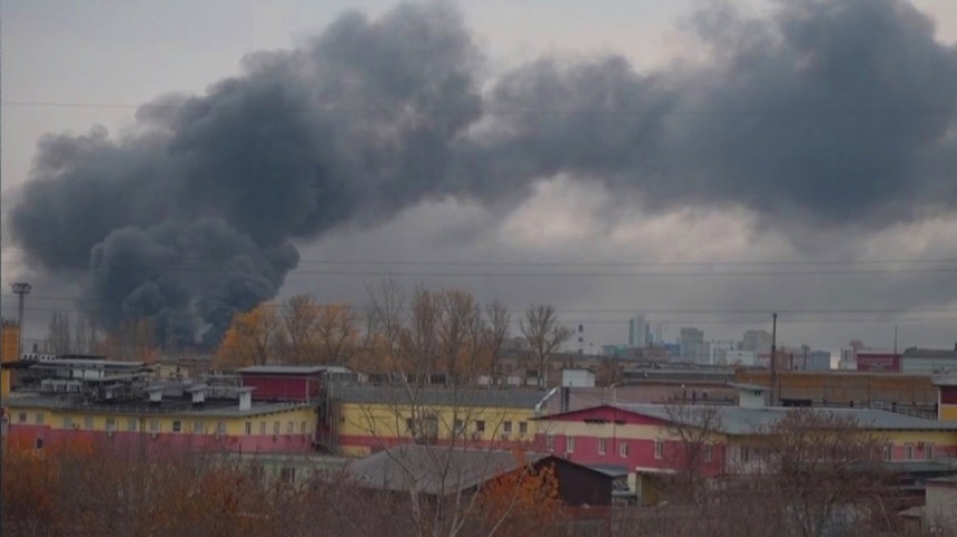 Площадь пожара на складе в Москве возросла до 1,5 тысячи квадратных метров