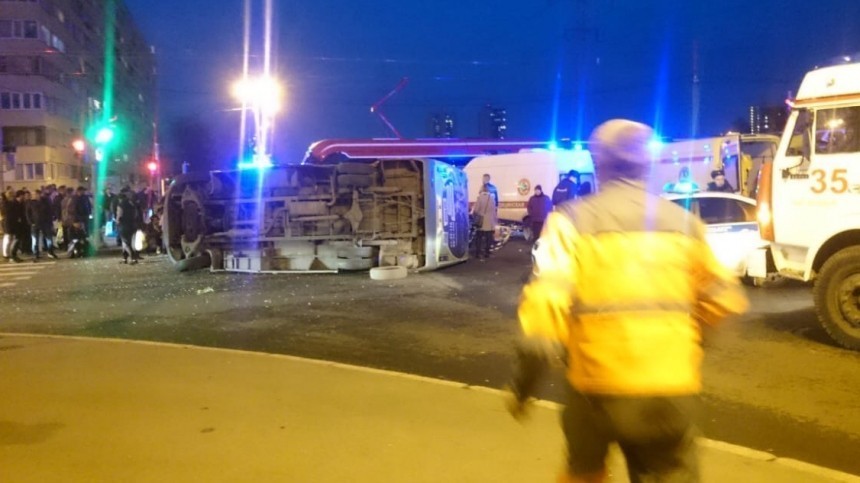Автобус с пассажирами влетел в трамвай в Петербурге и перевернулся