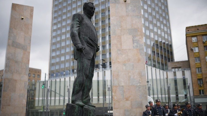 Путин открыл памятник Евгению Примакову у здания МИД РФ — видео
